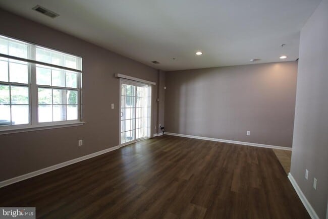 Building Photo - 622 Tailgate Terrace