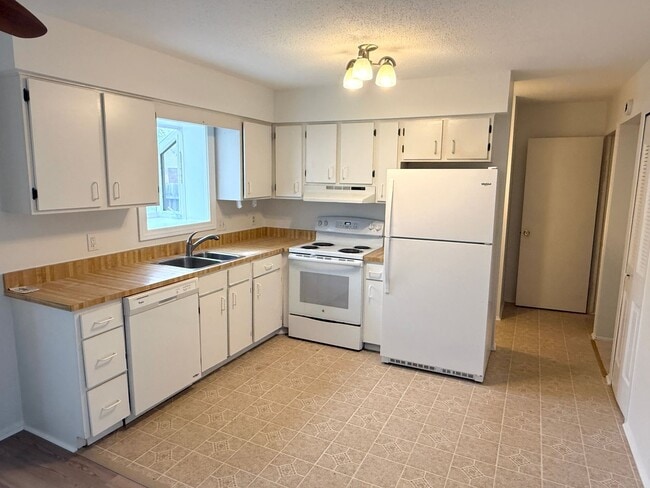 Building Photo - Newly Renovated! - 2 Bedroom, 1.5 Bathroom Condo In Van Buren Twp, Mi