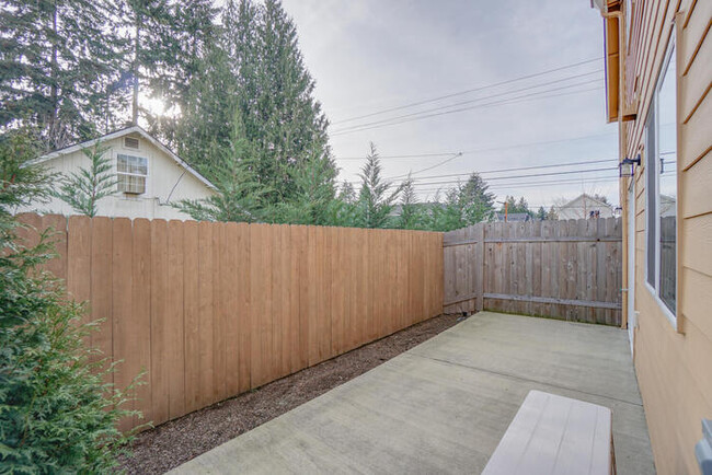 Building Photo - Beautiful Newer Townhome In Landover Sharmel