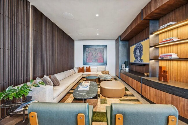 Building Photo - 610 Davis St