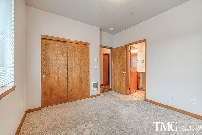 Building Photo - 2BD Duplex in Great Washougal Location! Beautiful Finishes!