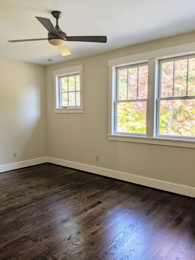 Building Photo - Luxurious Cheshire Village Town-home!