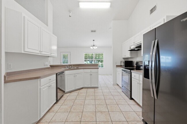 Building Photo - 2030 Hawthorne Dr