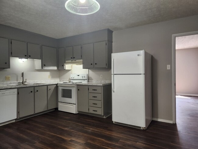 Building Photo - 2 Bedroom 1 Bathroom Downstairs unit with off street parking in Midtown Savannah