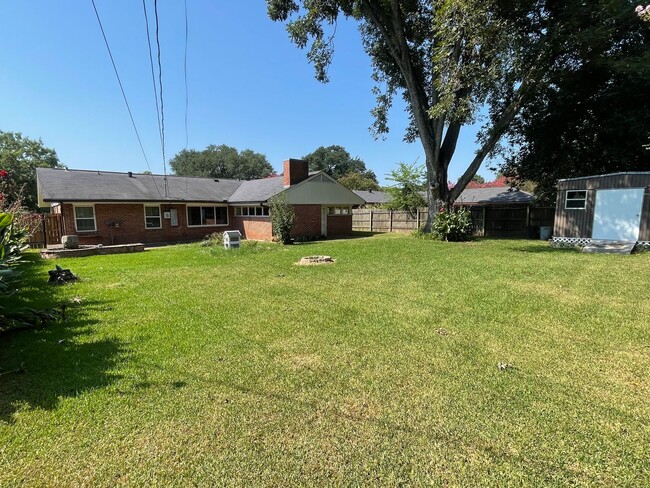 Building Photo - A Great Place to Call Home!