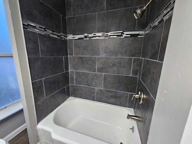 Building Photo - Small 2 bedroom 1 bath apartment for rent!