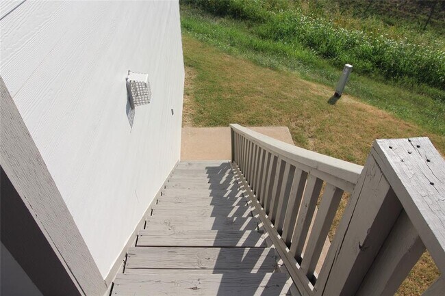 Building Photo - 316 Falcon Ct