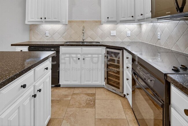 Building Photo - Beautiful 3/2/2 Townhome in Weatherford Ready For Move-In!