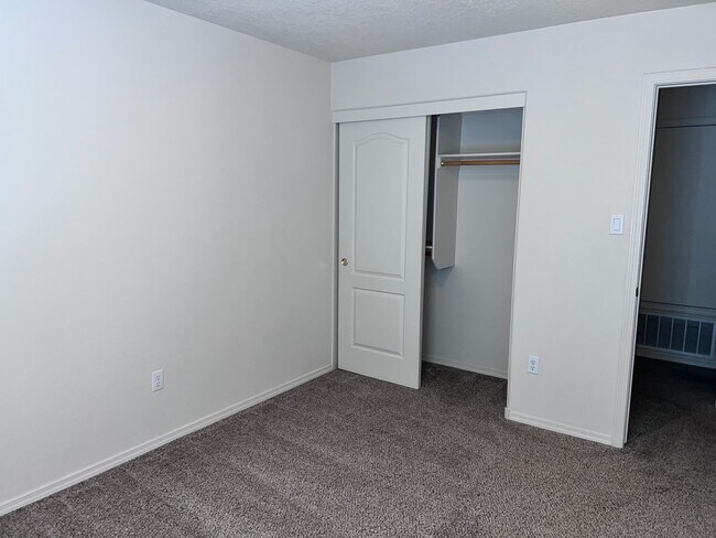 Building Photo - Refrigerated air! 4Br, 2Ba w/2 living areas, 3 CG