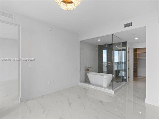 Building Photo - 700 NE 24th St