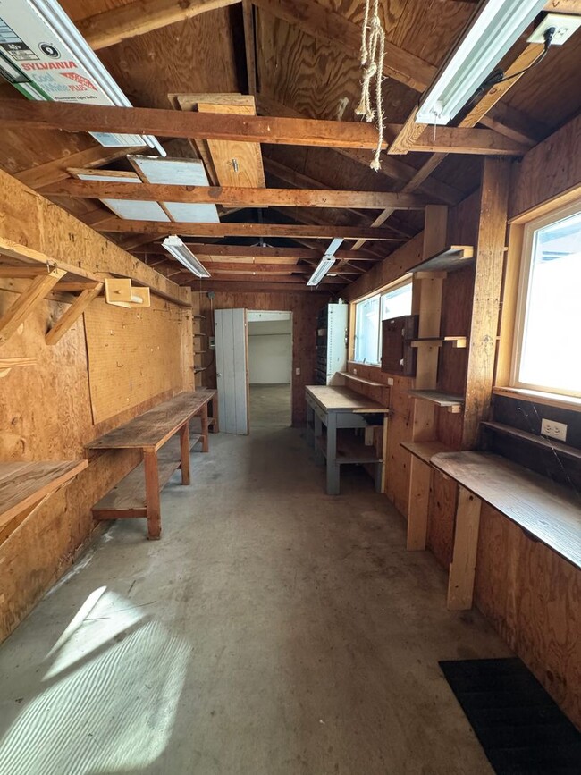 Building Photo - Canyonville 3 Bedroom 2 Bath with Garage a...