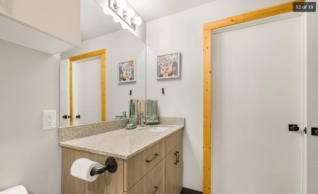 Building Photo - AWESOME 2 BED 1 BATH WITH AWESOME AMENITIE...