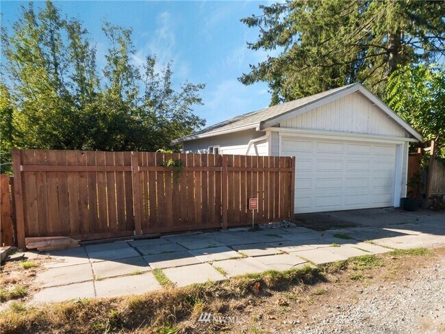 Building Photo - Beautiful Craftsman House with Large Yard and Detached Garage!