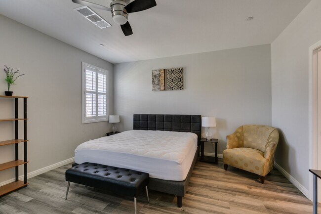 Building Photo - Furnished 5-Bedroom Home with Two Primary Suites