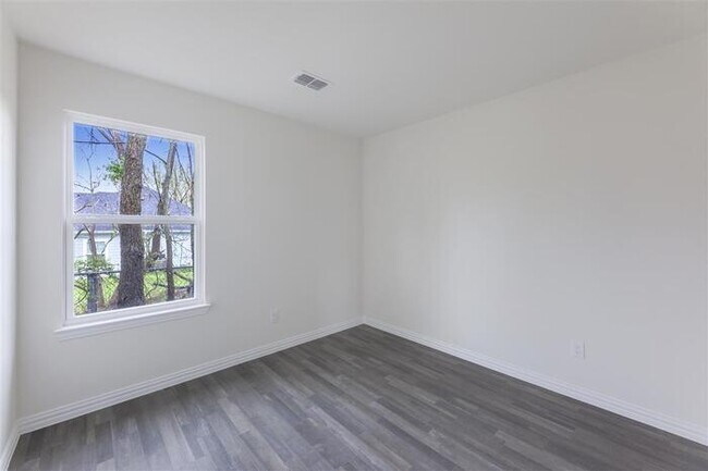 Building Photo - 218 Willowbrook Ave