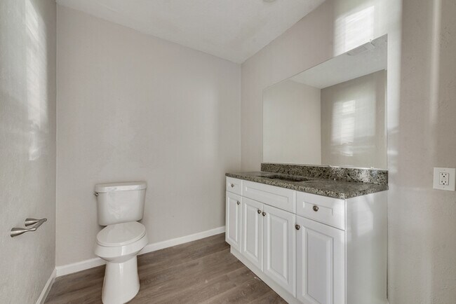Building Photo - 408 Town N Dr