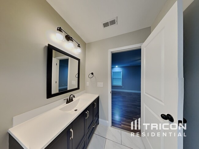 Building Photo - 19 Bloomwood Heights