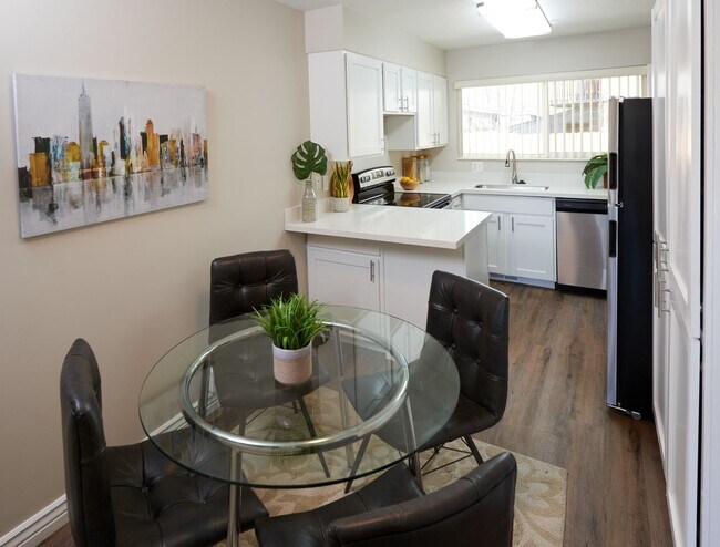 Building Photo - Riverside 1468-70