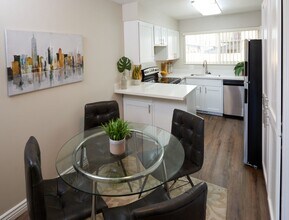 Building Photo - Riverside 1468-70