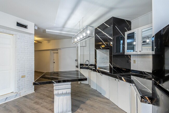 Building Photo - 1420 Corpus Christi St