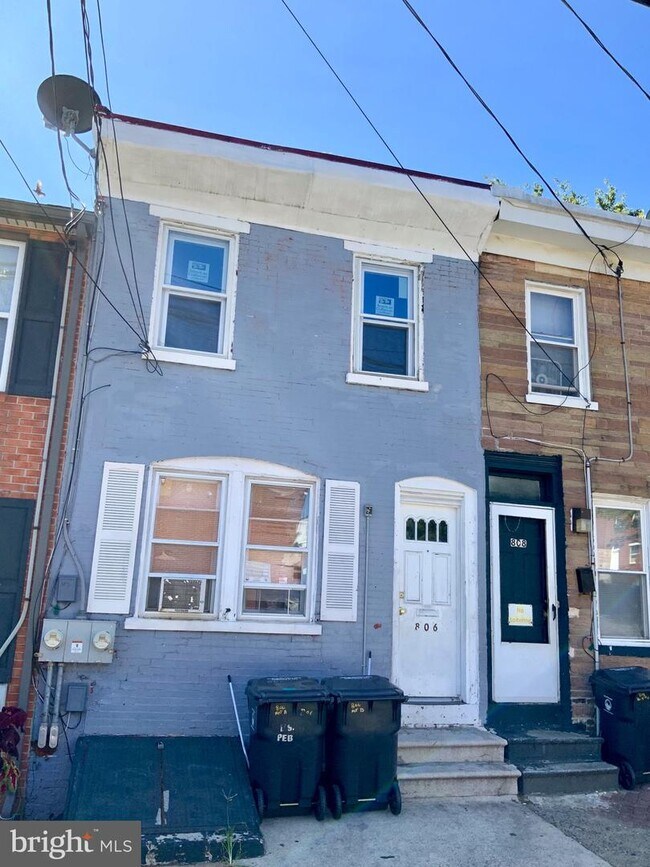 Building Photo - 806 W 5th St