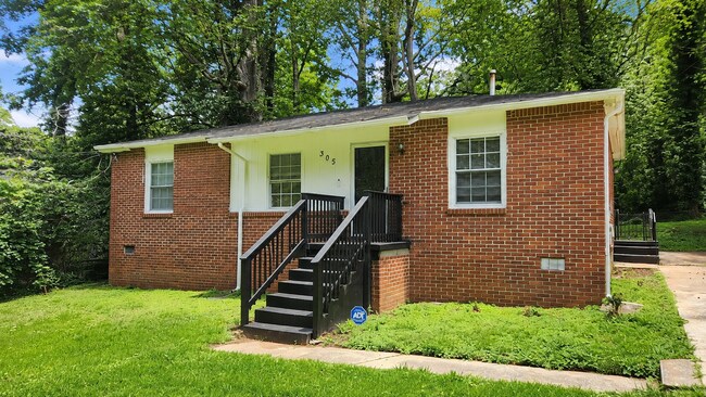 Building Photo - 305 Banberry Dr SE