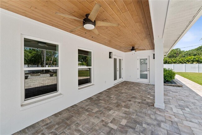 Building Photo - 3800 Bayshore Blvd NE