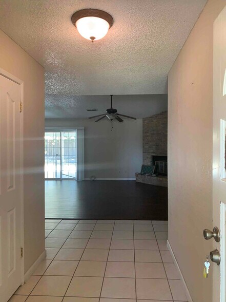 Building Photo - 3101 Chestnut Dr