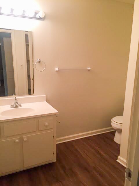 Building Photo - 1000 N Red St