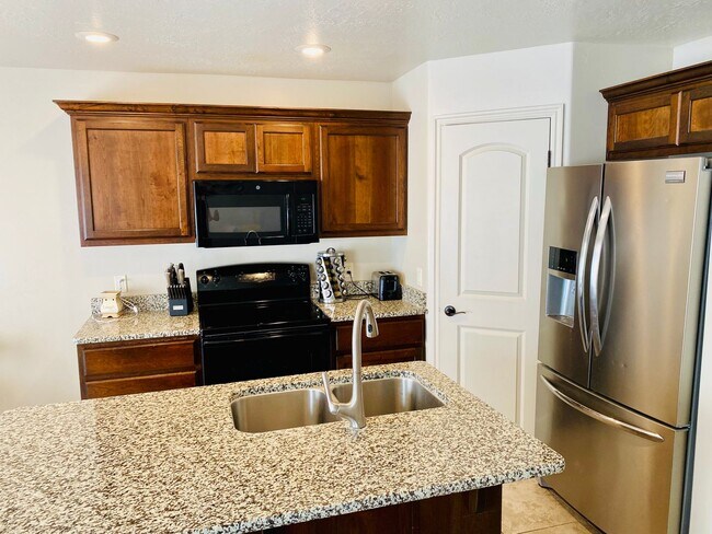 Building Photo - Beautiful Fossil Hills 3 bedroom, 2.5 bath...