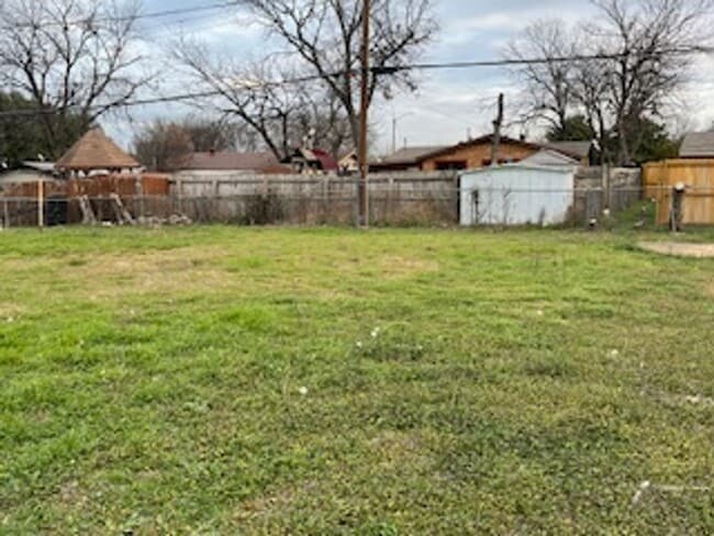 Building Photo - Ready for New Tenants- 3 Bedroom, 1.5 Bath in North Riverside- FWISD- 76111
