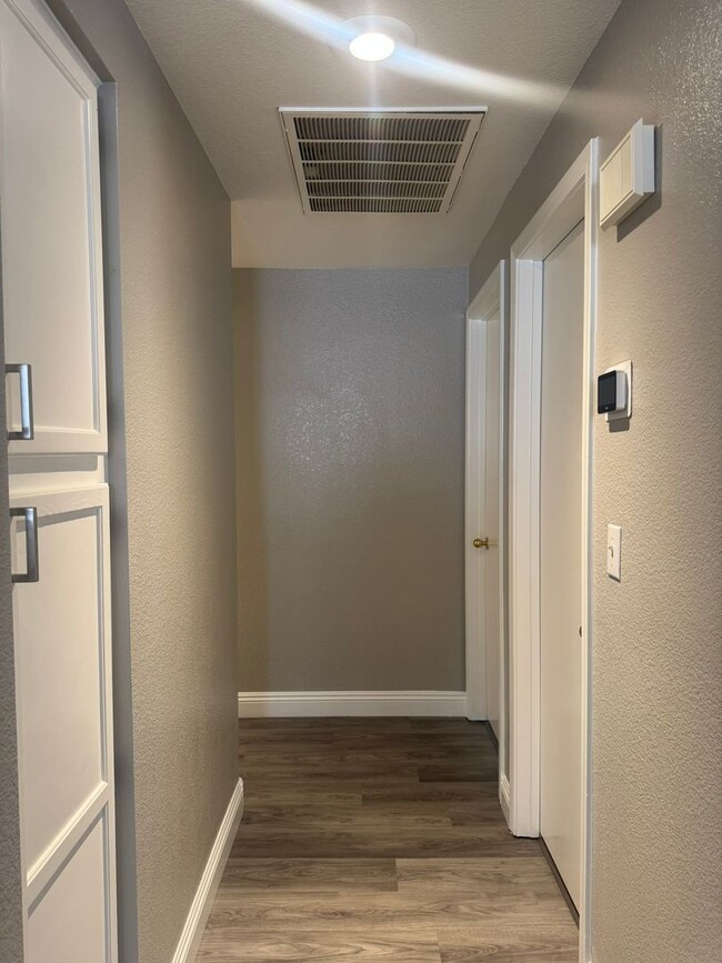 Building Photo - Beautifully Renovated 2 Bed Single Story Home