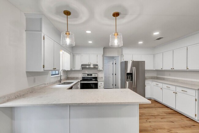 Building Photo - Beautifully Renovated 3 bed/2.5 bath in Ri...