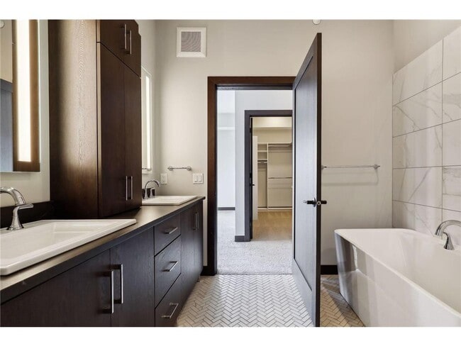 Building Photo - 253 Lake St E