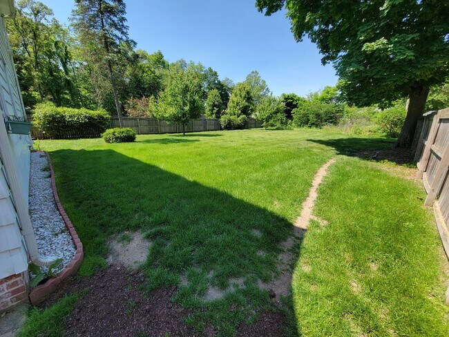 Building Photo - Large 4 bed, 1.5 bath, Over 2,000 square feet.