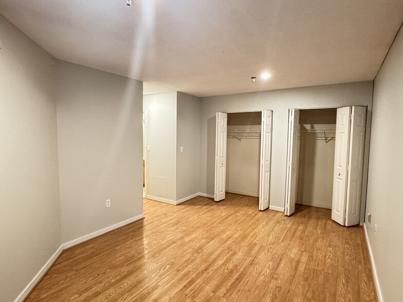 Building Photo - 152 Kelton St