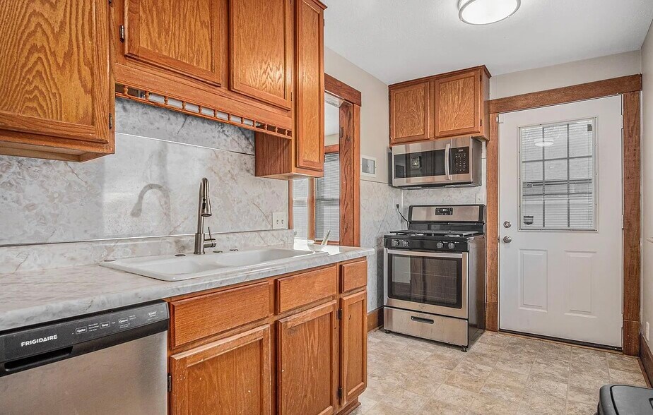Building Photo - 626 S 36th St
