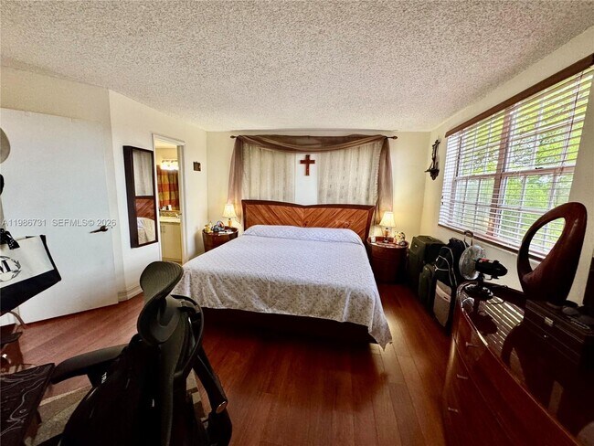 Building Photo - 9731 Fontainebleau Blvd