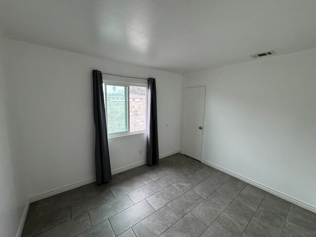 Building Photo - 428 E Montrose St