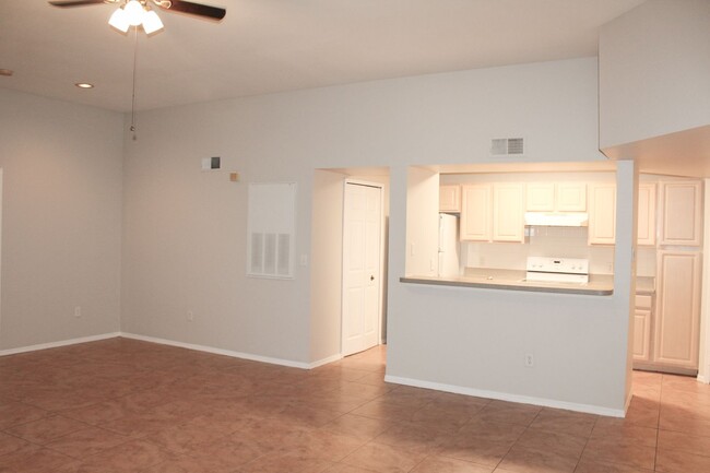 Building Photo - MOVE IN NOW !! Spacious 2bd 2ba on 3rd flo...