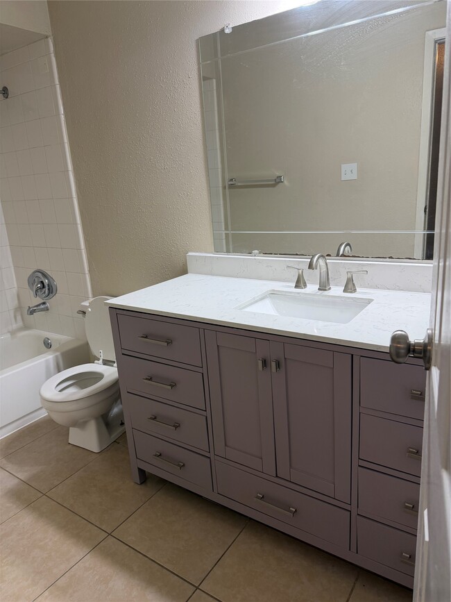 Building Photo - 732 Memorial Mews St