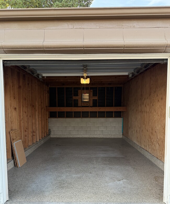 Full-Size Garage - 910 S Rancho Santa Fe Rd