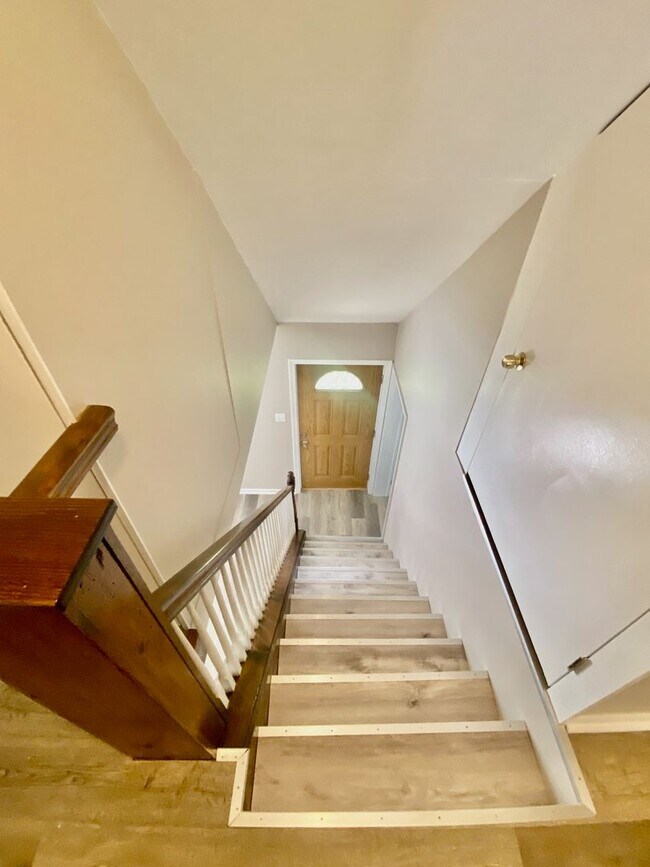 Building Photo - SPACIOUS 4 BED/2 BATH HOUSE-Luxury Vinyl F...