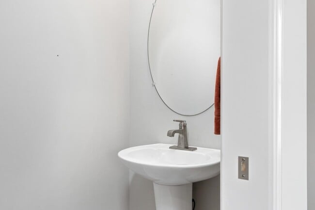 Building Photo - 1013 B St