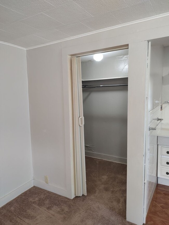 Building Photo - Charming 1-Bedroom Rental in the Heart of ...