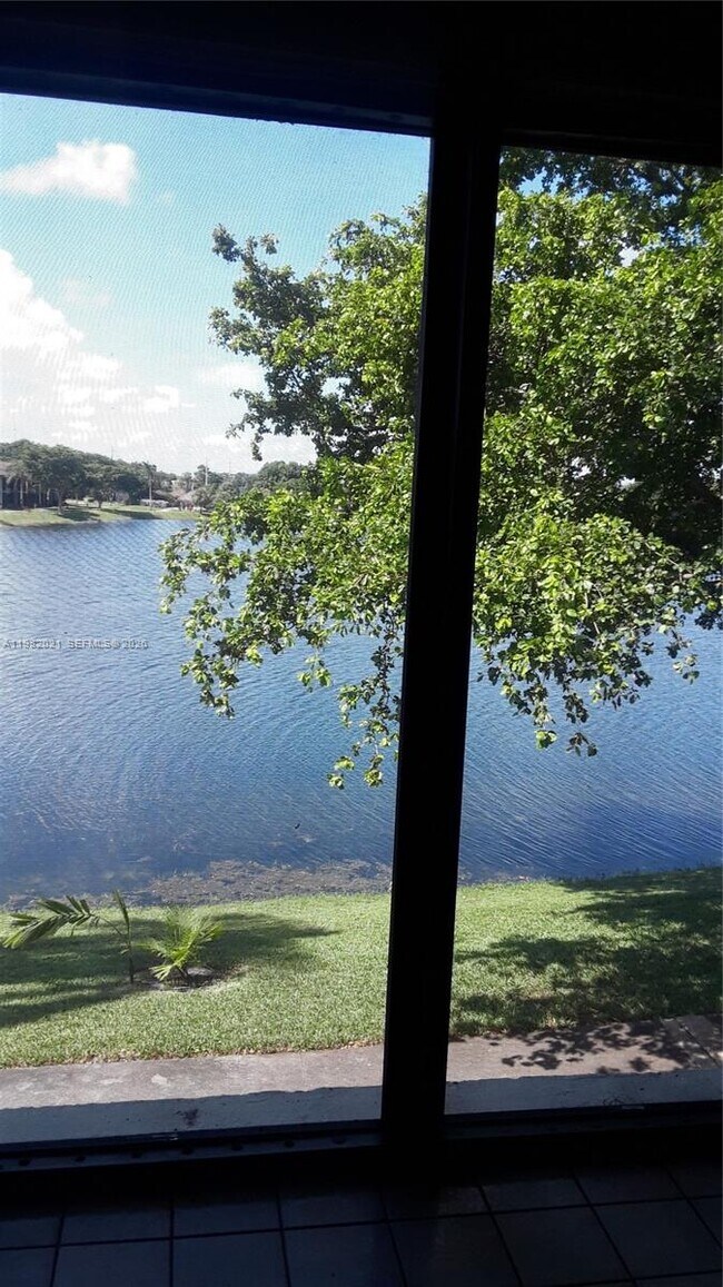 Building Photo - 206 Lake Pointe Dr