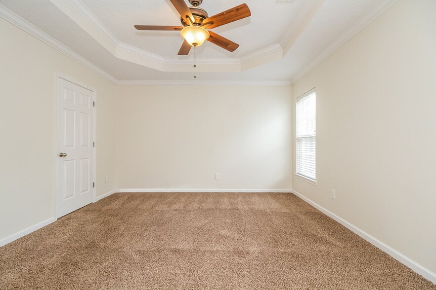 Building Photo - 413 Creekside Ln