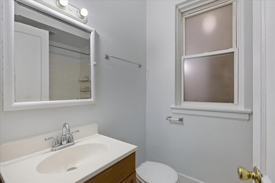 Building Photo - 3727 N Pine Grove Ave