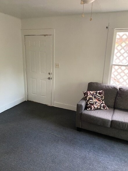 Building Photo - 256 E 75th St