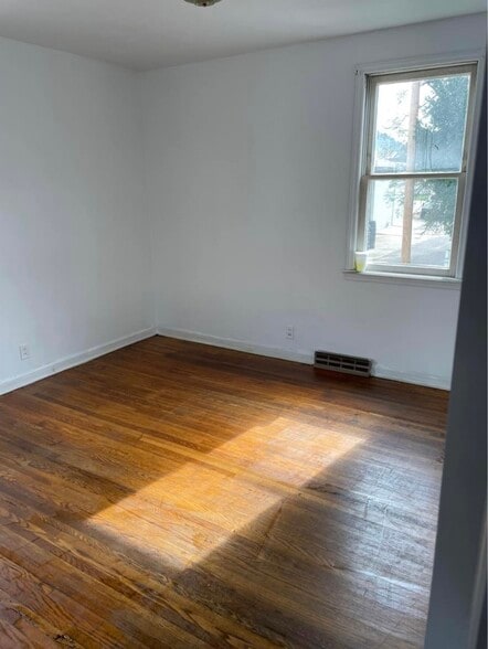 Building Photo - 727 2nd St